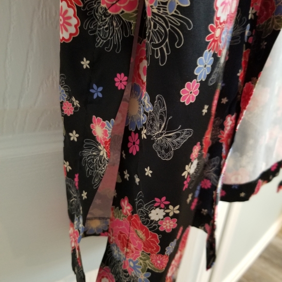 Tahari Beltless Kimono - Picture 3 of 4